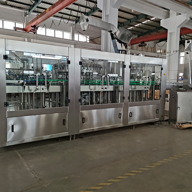 M&aacute;y l&agrave;m đầy đồ uống c&oacute; ga đ&oacute;ng chai thủy tinh tự động