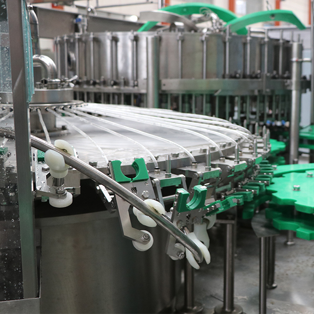 Glasflaska Fisks&aring;s Fyllning Och T&auml;ckmaskin