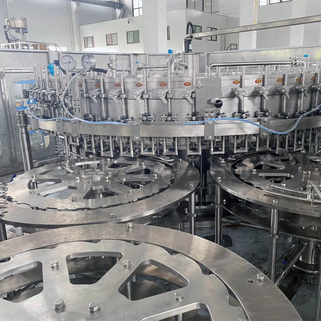 Ավտոմատ 3 in 1 Glass Bottle Flavor գազավորված ըմպելիքների լցոնման գիծ համային ըմպելիքների գործարան 